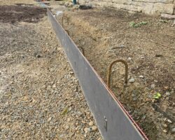 Volige en acier de forte épaisseur pour séparation de surfaces dures et souples