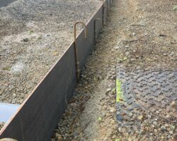 Volige en acier de forte épaisseur pour séparation de surfaces dures et souples