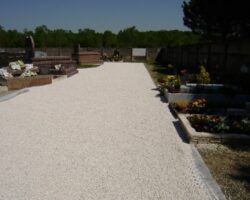 cimetière dalle gravier allée