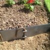 Bordure en acier haute densité pour surfaces dures ou souples avec fixation par crosse