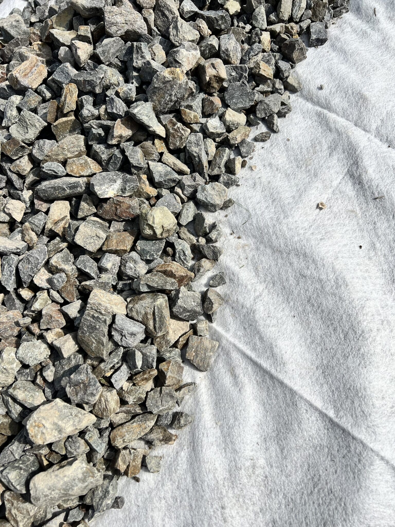 geotexile plantco 130 grammes pour allées gravillonnées, parking, terrasses, aires de jeux, zones piétons et gazons synthétiques